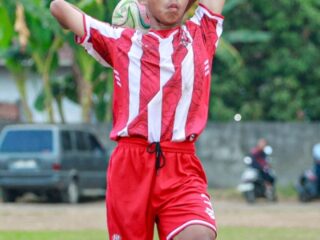 Pleta Ariella Anyawaz bersiap melempar bola saat membela Akademi Deltras dalam sebuah pertandingan. (foto: dokumen pribadi)
