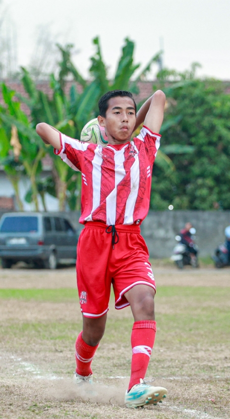 Pleta Ariella Anyawaz bersiap melempar bola saat membela Akademi Deltras dalam sebuah pertandingan. (foto: dokumen pribadi)