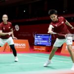 Perjuangan pasangan Siti Fadia Silva Ramadhanti/Febriana Dwipuji saat menang 21-19, 21-6 atas Hsu Yin-Hui/Hu Ling Fang dari Taiwan sekaligus memastikan Indonesia lolos ke semifinal Nomor Beregu Cabang Olahraga Bulu Tangkis Asian Games 2026. (foto: PP PBSI)