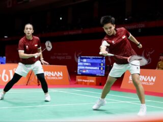 Perjuangan pasangan Siti Fadia Silva Ramadhanti/Febriana Dwipuji saat menang 21-19, 21-6 atas Hsu Yin-Hui/Hu Ling Fang dari Taiwan sekaligus memastikan Indonesia lolos ke semifinal Nomor Beregu Cabang Olahraga Bulu Tangkis Asian Games 2026. (foto: PP PBSI)