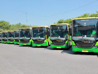 Gubernur Jawa Timur Khofifah Indar Parawansa menggratiskan penumpang Bus Trans Jatim selama satu hari untuk memperingati Hari Perhubungan Nasional (Harhubnas) 2026. (foto: traveloka)