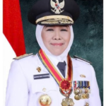 Gubernur Jawa Timur (Jatim) Khofifah Indar Parawansa mengimbau masyarakat mengibarkan bendera Merah Putih setengah tiang pada 30 September 2026. (foto: dokumen)