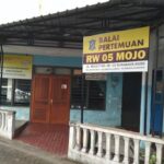 Kantor Balai RW V Kelurahan Mojo, Kota Surabaya. Pemkot setempat memerintahkan aparatur sipil negara (ASN) berkantor di balai RW guna upaya mempercepat penyelesaian permasalahan warga secara langsung dari tingkat lingkungan terdekat. (foto: dokumen)