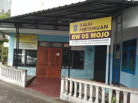 Kantor Balai RW V Kelurahan Mojo, Kota Surabaya. Pemkot setempat memerintahkan aparatur sipil negara (ASN) berkantor di balai RW guna upaya mempercepat penyelesaian permasalahan warga secara langsung dari tingkat lingkungan terdekat. (foto: dokumen)