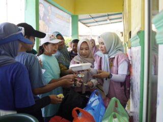 Srikandi PLN Icon Plus Jatim Perkuat Kepedulian Sosial dan Gaya Hidup Sehat Warga Dusun Limbe Sidoarjo