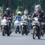 Ilutrasi pengendara sepeda motor yang melintas di wilayah Kota Surabaya. Pemprov Jatim membebaskan sejumlah pajak kendaraan bermotor selama dua bulan mulai 1 Oktober hingga 30 November 2026 dalam rangka Hari Jadi ke-81 Provinsi Jatim.