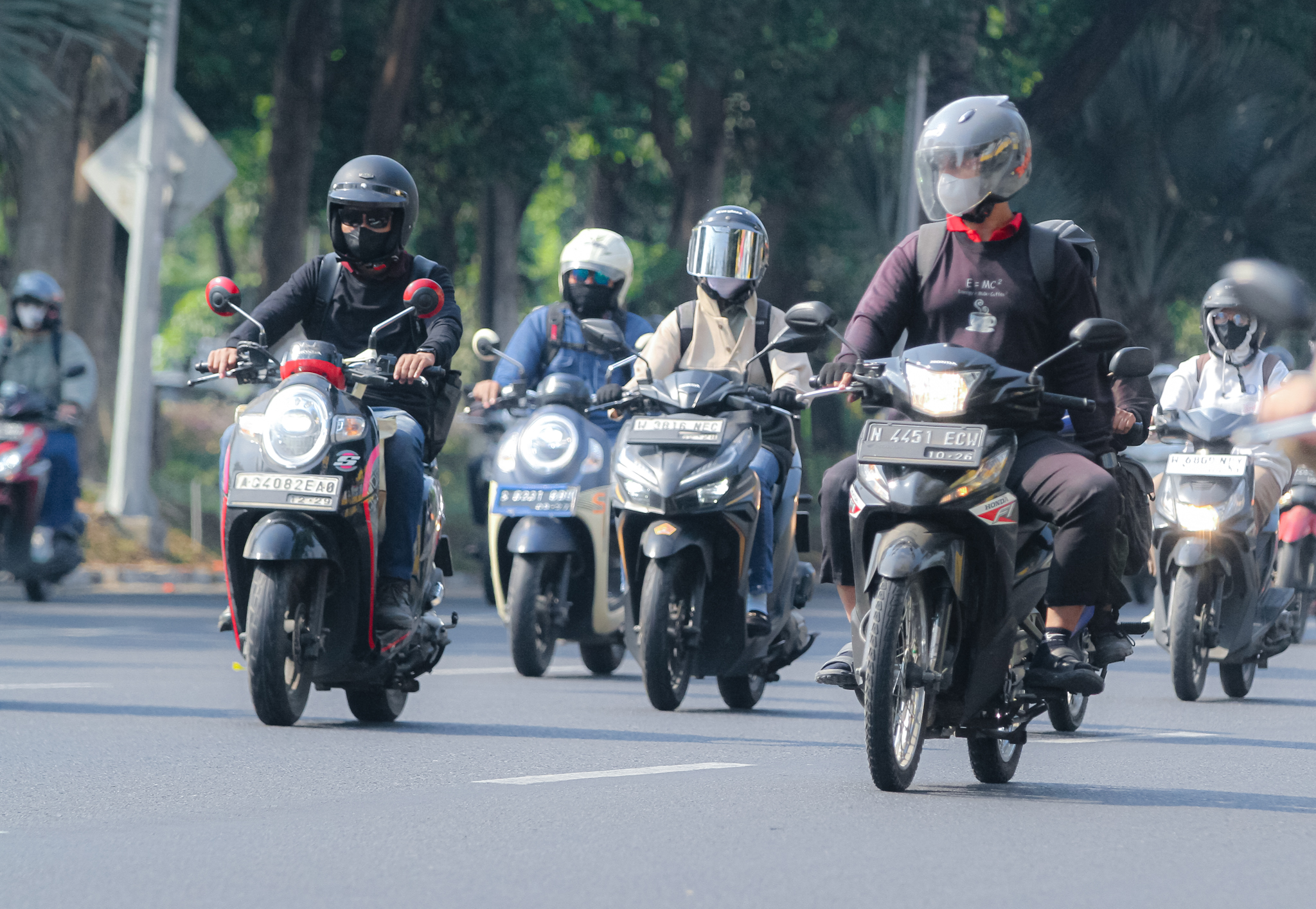 Ilutrasi pengendara sepeda motor yang melintas di wilayah Kota Surabaya. Pemprov Jatim membebaskan sejumlah pajak kendaraan bermotor selama dua bulan mulai 1 Oktober hingga 30 November 2026 dalam rangka Hari Jadi ke-81 Provinsi Jatim.