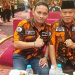 Ketua MPC Pemuda Pancasila Sidoarjo Mursidi ST saat di dampingi Kiki Juanda SE, Ketua Badan Buruh dan Pekerja (B2P3) MPC PP Sidoarjo.