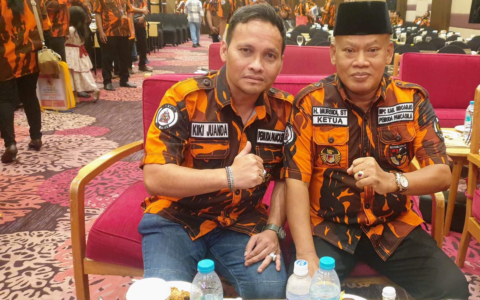 Ketua MPC Pemuda Pancasila Sidoarjo Mursidi ST saat di dampingi Kiki Juanda SE, Ketua Badan Buruh dan Pekerja (B2P3) MPC PP Sidoarjo.