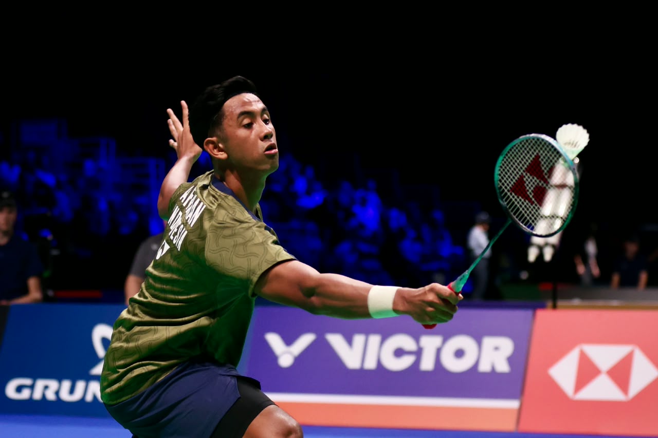 Foto: Bidang Humas dan Media PP PBSI Alwi Farhan mengembalikan shutlecock ke arah Jonatan Christie dalam pertandingan Babak 16 Besar Denmark Open 2026 pada Kamis malam WIB (15/10/2026).