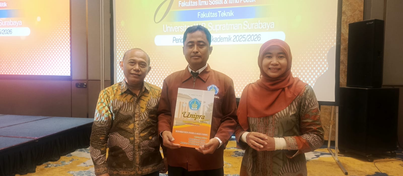 Ketua Program Studi Magister Administrasi Publik Unipra Hardiono (kiri) bersama mahasiswa yang lulus dari Program S2 Magister Administrasi Publik (M.AP), Fakultas Ilmu Sosial dan Ilmu Politik (tengah), dan dosen pengajar Sofi dalam acara yudisium pagi tadi (16/10/2026).