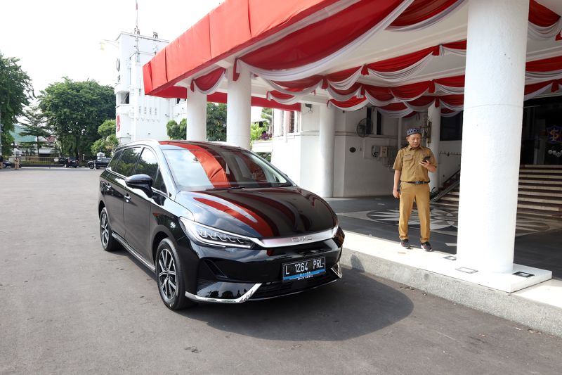 Pemerintah Kota Surabaya melanjutkan penggunaan mobil listrik sebagai kendaraan dinas pada 2027.(foto: dokumen)