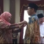 Gubernur Jatim Timur Khofifah Indar Parawansa memberikan perhatian kepada pendonor di Gedung Negara Grahadi, Surabaya.(foto: pemprov jatim)