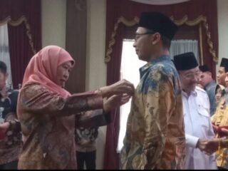 Gubernur Jatim Timur Khofifah Indar Parawansa memberikan perhatian kepada pendonor di Gedung Negara Grahadi, Surabaya.(foto: pemprov jatim)