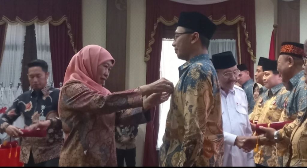 Gubernur Jatim Timur Khofifah Indar Parawansa memberikan perhatian kepada pendonor di Gedung Negara Grahadi, Surabaya.(foto: pemprov jatim)